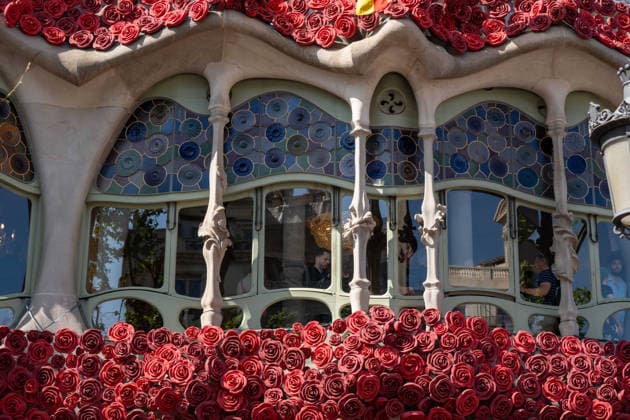 DIADA DE SANT JORDI, BARCELONA, SPAIN - APRIL 23, 2026 The facade of Casa Batllo, a masterpiece by Antoni Gaudi, is decorated with thousands of red roses to celebrate Sant Jordi s Day. Barcelona, Spain. April 23, 2026, Credit: 2026 Ivan Sanchez JimÃ nez Avalon  Copyright: x x2026xIvanxSanchezxJimÃ nezx xAvalonx 1093771202