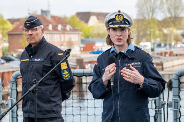 23.04.2026, Kiel, Marinestützpunkt Wik. Pressetermin bei der Deutschen Marine mit dem Schwerpunkt Minenabwehr. Der Inspekteur der Marine, Vizeadmiral Jan Christian Kaack und die Kommandeurin des 3. Minensuchgeschwaders, Fregattenkapitän Inka von Puttkamer stellen die Fähigkeiten und die besondere Bedeutung der Minenabwehrkräfte und deren Einsatzmöglichkeiten vor. Kiel Schleswig-Holstein Deutschland *** 23 04 2026, Kiel, Wik Naval Base Press event at the German Navy with a focus on mine defense The Inspector of the Navy, Vice Admiral Jan Christian Kaack and the Commander of the 3 Minesweeper Squadron, Frigate Captain Inka von Puttkamer present the capabilities and the special importance of the mine defense forces and their operational