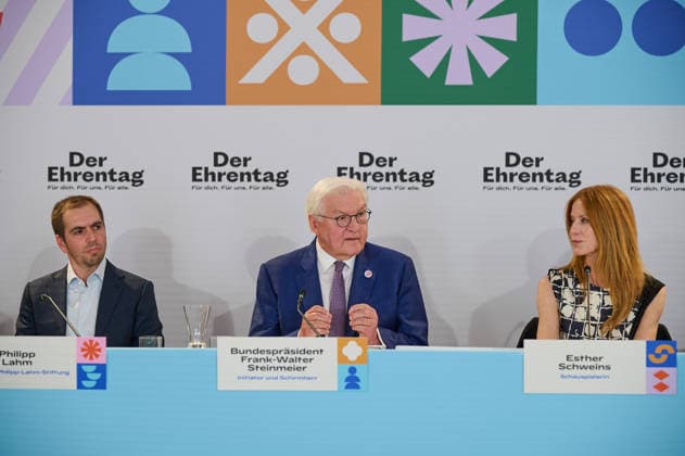 Philipp Lahm, ehemaliger Fussball-Nationalspieler und Gruender der Philipp-Lahm-Stiftung; Bundespraesident Frank-Walter Steinmeier und Schauspielerin Esther Schweins bei der Pressekonferenz zur Initiative Der Ehrentag zum Geburtstag des Grundgesetzes am 23. Mai (Foto vom 23.04.2026). Der Ehrentag wurde von Bundespraesident Frank-Walter Steinmeier initiiert. Er ruft in diesem Jahr erstmals dazu auf, am Geburtstag des Grundgesetzes am 23. Mai fuer andere aktiv zu werden, sich zu begegnen und Demokratie mitzugestalten. (Siehe epd-Meldung vom 23.04.2026) EDITORIAL USE ONLY *** Philipp Lahm, former national soccer player and founder of the Philipp Lahm Foundation German President Frank Walter Steinmeier and actress Esther Schweins at the pre Copyright: epd-bild ChristianxDitsch epd-Grundgesetz_Geburtstag12