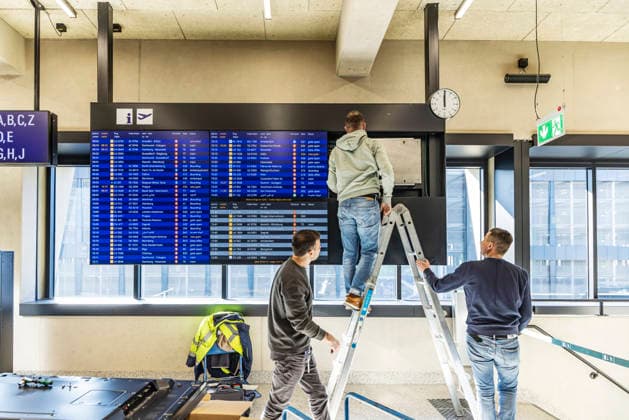 Erstmals wurden am Terminal 3 am Frankfurter Flughafen Flüge abgefertigt. Das neue Südterminal ging nach zehnjähriger Bauzeit an den Start. Bis zu 19 Millionen Passagiere jährlich sollen hier abgefertigt werden. Vier Milliarden Euro hat der Neubau gekostet. Zunächst nehmen internationale Fluggesellschaften den Betrieb im neuen Terminal auf. Zu den ersten Airlines zählen Carrier wie Emirates, Qatar Airways und Etihad Airways. 23.04.2026, Frankfurt a. M., Hessen, Deutschland *** Flights were handled for the first time at Terminal 3 at Frankfurt Airport The new South Terminal was opened after ten years of construction Up to 19 million passengers a year are to be handled here The new building cost four billion euros International air