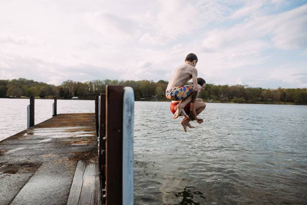 Children doing cannonball off dock during swim Cadiz, Kentucky, United States CR_WEKW260415-2000474-01 ,model released, Symbolfoto