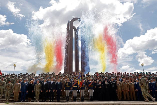 (260423) -- BUCHAREST, April 23, 2026 -- Soldiers and officials pose in front of the Tomb of Unknown Soldier during a ceremony marking Romania s Land Forces Day in Bucharest, Romania, April 23, 2026. (Photo by Xinhua) ROMANIA-BUCHAREST- LAND FORCES DAY CristianxCristel 