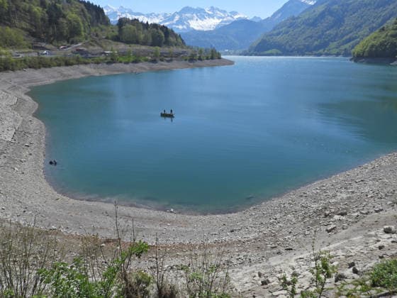 24.04.2026 Schweiz, Bergsee Stausee. Bild . Lungernsee,Naturstausee mit wenig Wasser *** 24 04 2026 Switzerland, mountain lake reservoir picture Lungernsee, natural reservoir with little water 
