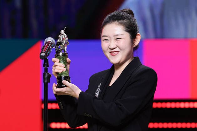 RUSSIA, MOSCOW - APRIL 23, 2026: South Korean film director An Huilin receives the Silver St George for the film Nowhere, Somewhere during the closing ceremony of the 48th Moscow International Film Festival at the Rossiya Theatre. Sergei Bulkin TASS  91614443