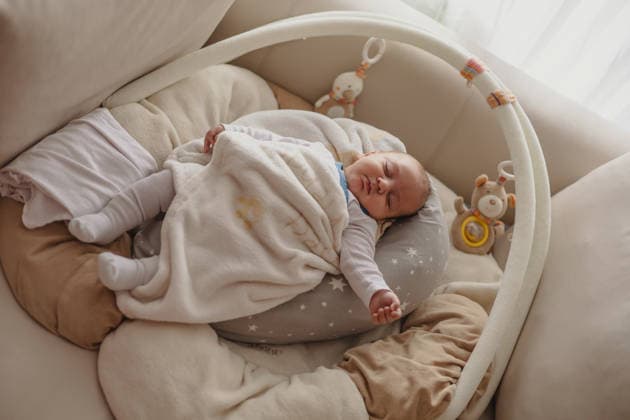 Maternity leave with sleeping baby at home Mainz, Rhineland-Palatinate, Germany R_ZQTX260421-1910539-01 ,model released, Symbolfoto
