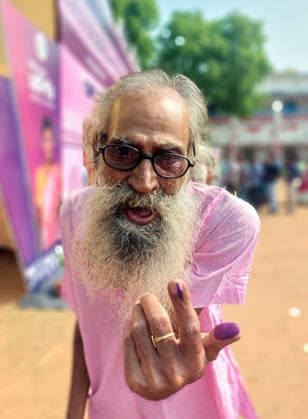 RECORD DATE NOT STATED An elderly elector showcasing his inked finger after casting vote at a polling booth Bankura, Apr 23 (ANI): An elderly elector showcasing his inked finger, after casting vote at a polling booth, in Bankura on Thursday. (@CEOWestBengal X ANI Photo) Bankura West Bengal India Copyright: xANIx ANI_20260423110