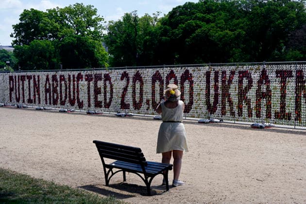 National Mall filled with 20,000 bears for abducted Ukraine children A fence featuring 20,000 stuffed teddy bears installed by Razom for Ukraine in partnership with the American Coalition for Ukraine, in which organizers say each represents a Ukrainian child abducted by Russia since the start of the war, is seen on the National Mall near the US Capitol in Washington, DC, on April 23, 2026. Photo by Olivier Douliery ABACAPRESS.COM Washington DC United States  Copyright: xDoulieryxOlivier ABACAx