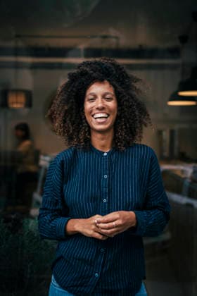 Laughing businesswoman standing at cafe model released, Symbolfoto property released, JOSEF24453