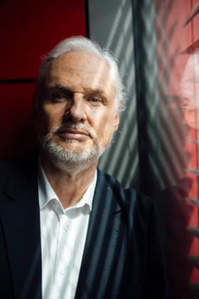 Senior businessman by window in workplace model released, Symbolfoto property released, JOSEF25500