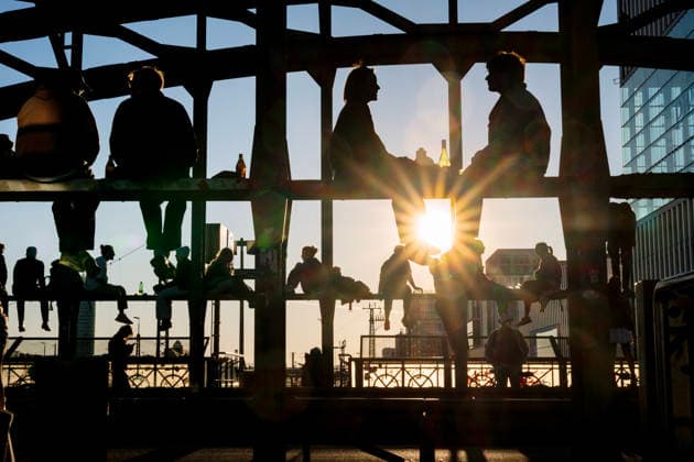Abendsonne an der Hackerbrücke, junge Menschen sitzen entspannt in den Brückenbögen, genießen den lauen Frühlingsabend, München, April 2026 Deutschland, München, April 2026, Abendsonne an der Hackerbrücke, junge Menschen sitzen entspannt in den Brückenbögen, genießen den lauen Frühlingsabend in den schmiedeeisernen Bögen über den Gleisen, eine Stunde vor Sonnenuntergang zeigt das Thermometer 12 Grad, die Hackerbrücke ist als abendlicher Treffpunkt in den letzten Jahren populär geworden, Frühling, schönes Wetter, Bayern, *** Evening sun at the Hackerbrücke, young people sitting relaxed in the bridge arches, enjoying the mild spring evening, Munich, April 2026 Germany, Munich, April 2026, Evening sun at the Hackerbrücke, yo