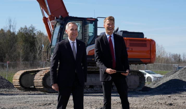 April 23, 2026, Ottawa, On, Canada: Le premier ministre Mark Carney et le ministre du Logement et de l Infrastructure Gregor Robertson avant une annonce o Ottawa, le 23 avril 2026. LA PRESSE CANADIENNE Ottawa Canada  - ZUMAc35_ 20260423_zaf_c35_090 Copyright: xAdrianxWyldx