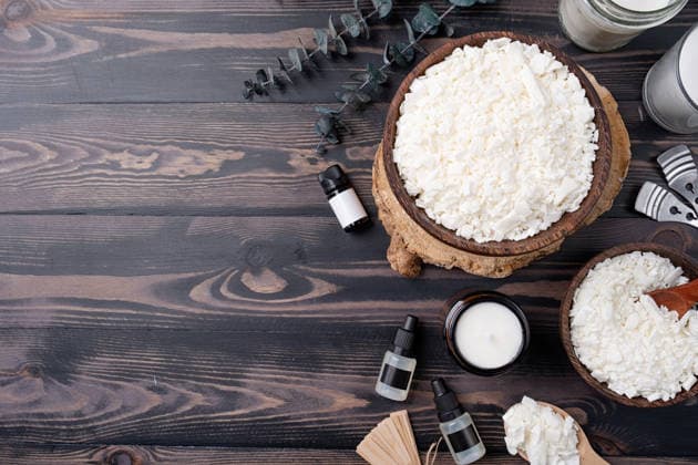 Set zum Herstellen von Kerzen auf Holzunterlage. Ökologisches Sojawachs und Werkzeuge zur Kerzenherstellung ? Draufsicht, Flatlay Set zum Herstellen von Kerzen auf Holzunterlage. Ökologisches Sojawachs und Werkzeuge zur Kerzenherstellung ? Draufsicht, Flatlay (License=RF) Copyright: xZoonar.com IlonaxShorokhovax 24893102