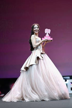 Opening Ceremony - The 9th Cannes Series International Festival. FC CANNES, FRANCE - APRIL 23 Jisoo receives the Madame Figaro Rising Star Award during the Opening Ceremony at the 9th Cannes Series International Festival on April 23, 2026 in Cannes, France. Cannes France  Copyright: xCastelxFranck ABACAx