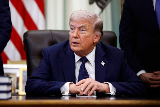 White House Coverage US President Donald Trump speaks to the media in the Oval Office at the White House. Washington, DC, USA, 23 April 2026. President Trump met with Lebanese and Israeli envoys at the White House for a new round of peace talks. EPA WILL OLIVER POOL WASHINGTON DC United States  Copyright: xPool ABACAx