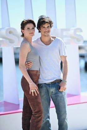 p tain De Soiree Photocall - The 9th Cannes Series International Festival. FC CANNES, FRANCE - APRIL 23 A guest and Leo Vazzoler attends the P tain De Soiree Photocall at the 9th Cannes Series International Festival at Plage Du Majestic on April 23, 2026 in Cannes, France.. Photo by Franck Castel ABACAPRESS.COM Cannes France  Copyright: xCastelxFranck ABACAx