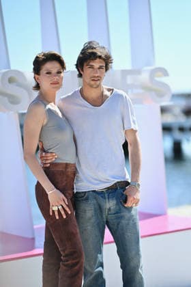 p tain De Soiree Photocall - The 9th Cannes Series International Festival. FC CANNES, FRANCE - APRIL 23 A guest and Leo Vazzoler attends the P tain De Soiree Photocall at the 9th Cannes Series International Festival at Plage Du Majestic on April 23, 2026 in Cannes, France.. Photo by Franck Castel ABACAPRESS.COM Cannes France  Copyright: xCastelxFranck ABACAx