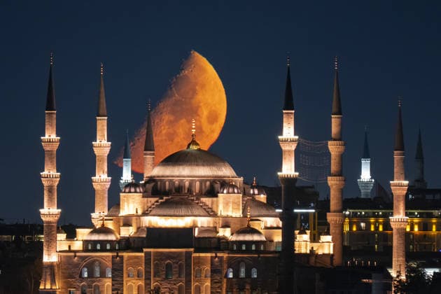 Crescent Moon in Istanbul ISTANBUL, TURKIYE - APRIL 24: A crescent moon rises behind the Sultanahmet Mosque (Blue Mosque) on April 24, 2026 in Istanbul, Turkiye. Isa Terli Anadolu Istanbul Turkey. Editorial use only. Please get in touch for any other usage.  Copyright: x2026xAnadoluxIsaxTerlix