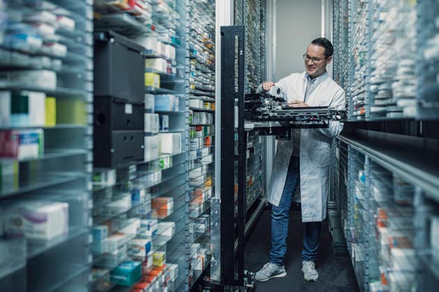 Pharmacist operating an order picking machine in a pharmacy model released, Symbolfoto property released, MFF10080