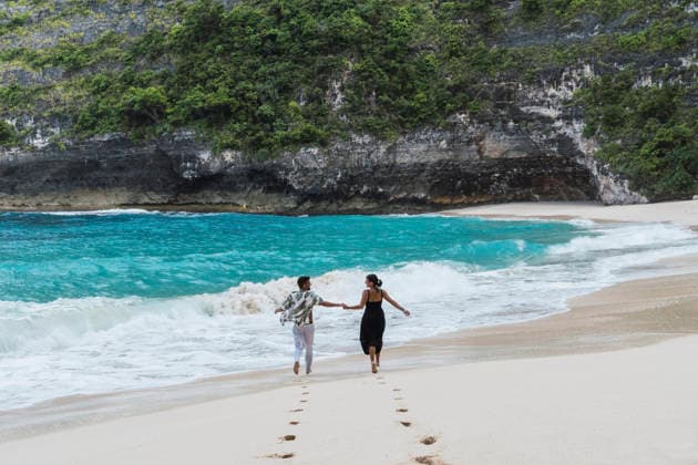 Romantic couple walking on the beach at Nusa Penida model released, Symbolfoto property released, PNAF06957
