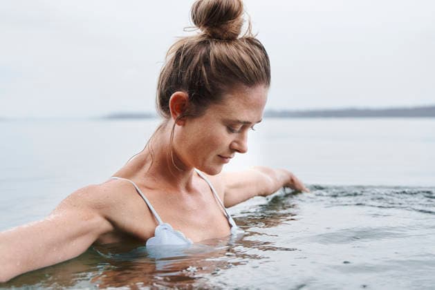Beautiful woman with arms outstretched swimming in lake model released, Symbolfoto, PNEF03042