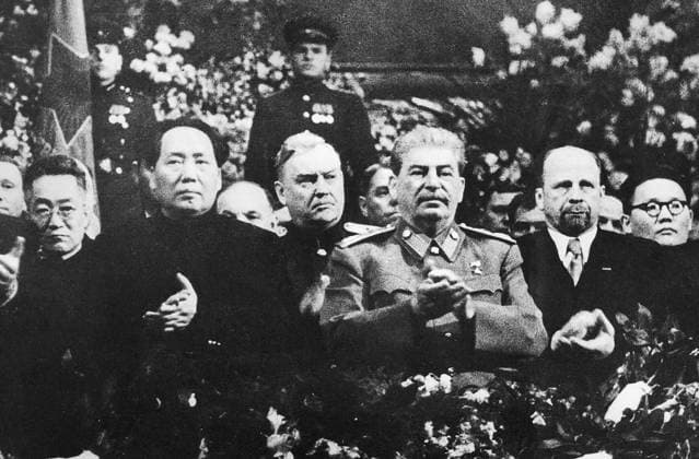 Mao Zedong und Walter Ulbricht bei Stalins Geburtstagsfeier, Dezember 1949, Sowjetunion Mao Zedong (26.12.1893 - 9.9.1976) war einer der Gründer der Kommunistischen Partei Chinas und seit 1935 bis zu seinem Tod ihr Vorsitzender. Seine Karriere begann während des Chinesischen Bürgerkrieges (1927 - 1949) als er die Kommunisten führte und eine Niederlage gegen Chiang Kai-sheks, durch den langen Marsch entging. Seit 1954 hatte Mao das Amt des Vorsitzenden der Volksrepublik China inne. Seiner kommunistischen Diktatur fielen eine bis heute unbekannte Anzahl von Menschen zum Opfer. Historiker gehen von 40 - 70 Millionen Menschen aus. Allein der verfehlten Wirtschaftspolitik des Großer Sprung nach vorn fielen 30 - 45 Millionen Menschen zum Opfe Copyright: imageBROKER HeinzxKrimmer ibljwp17430513.jpg
