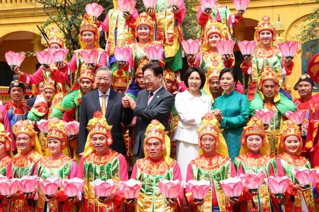 Lee visits Hanoi heritage site with Vietnam s top leader Lee visits Hanoi heritage site with Vietnam s top leader South Korean President Lee Jae Myung (2nd from L) and his wife, Kim Hea Kyung (2nd from R), together with Vietnam s Communist Party General Secretary To Lam (L) and his wife, Ngo Phuong Ly, pose for a photo with a traditional art troupe as they tour the Imperial Citadel of Thang Long in Hanoi on April 24, 2026. (Yonhap) 2026-04-24 14:12:14 < 1980-2026 YONHAPNEWS AGENCY. .> º£Æ®³² º£Æ®³² EDITORIAL USE ONLY  Copyright: xx PYH2026042410610031500 YonhapxNewsx yonphotos251747