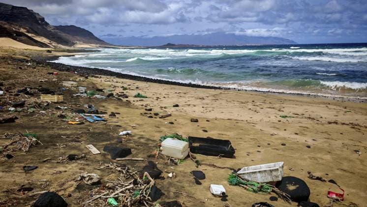 Abfall und Plastikmüll, Strand verschmutzt mit Müll und Wellen, die an die Küste schlagen, Wanderung Calhau, Umweltschutz, Mikroplastik, Baia das Gatas, Sao Vicente, Cabo Verde, Kap Verde, Kapverden Waste and plastic waste, beach polluted with garbage and waves hitting the coast, Calhau migration, environmental protection, microplastics, Baia das Gatas, Sao Vicente, Cabo Verde, Cape Verde, Cape Verde Copyright: imageBROKER MarcoxBunk iblmbu17324228.jpg