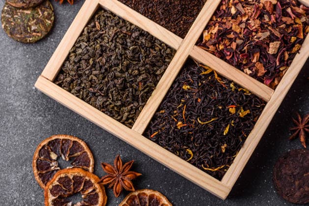 Eine Schachtel mit verschiedenen losen Teesorten: Schwarz-, Grün-, Kräuter- und Früchtetee. Ein Set mit verschiedenen Teesorten A box of various dry teas, black, green, herbal, and fruit, with flavored additives. A set of different tea varieties as a backdrop for your design (License=RF) Copyright: xZoonar.com TetianaxChernykovax 24900818