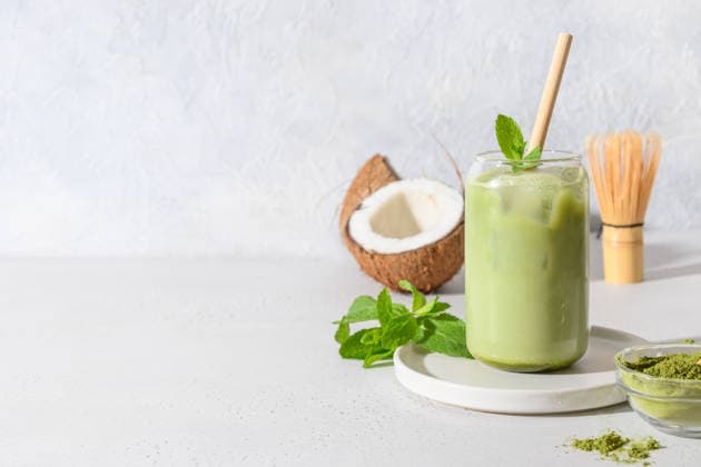 Eis-Latte mit grünem Matcha-Tee und Kokosmilch, garniert mit Minze, auf weißem Hintergrund. Iced latte green matcha tea with coconut water garnish mint on white background. Copy space. (License=RF) Copyright: xZoonar.com SvetlanaxLazhkox 24901302