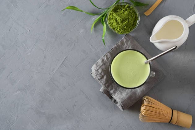 Grüner Matcha-Tee in einem Latte-Glas auf einem grauen Tisch. Draufsicht. Platz für Text. Green matcha tea in latte glass on grey table. Top view. Space for text. Close up. (License=RF) Copyright: xZoonar.com SvetlanaxLazhkox 24901307