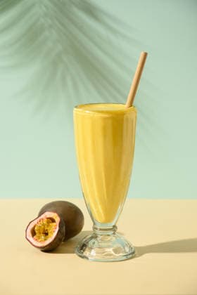 Indisches Mango- oder Kurkuma-Lassi auf blauem Hintergrund Passion Fruit Lassi on blue background with summer shadow. Vertical format. Indian healthy beverage lassi made of yogurt, water, spices, fruits and ice. (License=RF) Copyright: xZoonar.com SvetlanaxLazhkox 24901391