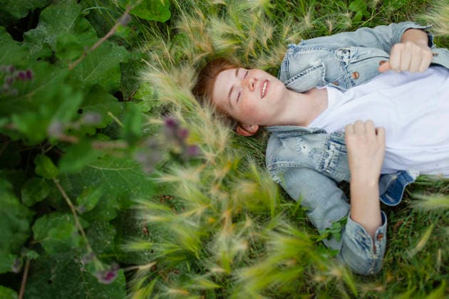 Teenage girl with red hair relaxing in summer meadow model released, Symbolfoto, VCF01511