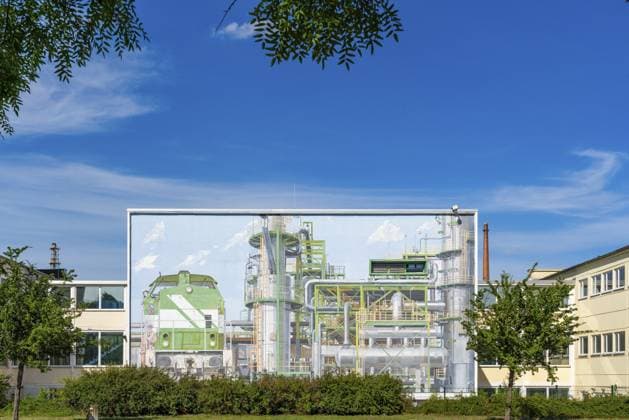 Gebäude der PCK Erdöl-Raffinerie Schwedt mit Graffiti, Streetart, längstes Fassadenbild Deutschlands mit Maschinen und Industrie-Motiven, Schwedt an der Oder, Uckermark, Brandenburg, Deutschland PCK Erdöl-Raffeinerie Schwedt building with graffiti, street art, Germany s longest façade with machinery and industrial motifs, Schwedt an der Oder, Uckermark, Brandenburg, Germany Copyright: imageBROKER OliverxGerhard ibloge17408825.jpg