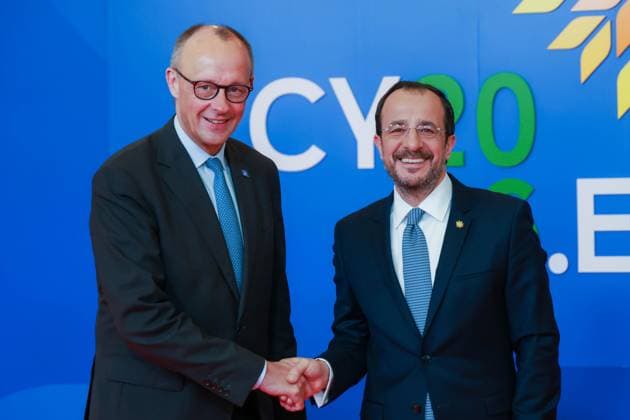 Nikosia, Zypern, 24.04.2026: Informeller EU-Rat: Der deutsche Bundeskanzler Friedrich Merz (CDU) wird vom Präsidenten von Zypern, Nikos Christodoulides, begrüßt *** Nicosia, Cyprus, 24 04 2026 Informal EU Council German Chancellor Friedrich Merz CDU is welcomed by the President of Cyprus, Nikos Christodoulides Copyright: xPIOxRep.xofxCyprusxAlexxMita dtsxNachrichtenagenturx dts_116532