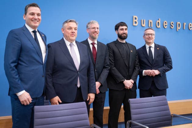 Deutsch-kanadische Partnerschaft für souveraene KI Evan Solomon, Minister fuer kuenstliche Intelligenz und digitale Innovation der Regierung von Kanada gemeinsam mit Rolf Schumann, Co-CEO von Schwarz Digits, Samuel Weinbach, Co-Founder von Aleph Alpha und Aidan Gomez, Co-Founder und CEO von Cohere und Karsten Wildberger, Bundesminister fuer Digitalisierung und Staatsmodernisierung in der Bundespressekonferenz zur Vorstellund des Thema Deutsch-kanadische Partnerschaft für souveraene KI, Berlin , 24.04.2026 Berlin Berlin Deutschland *** German-Canadian Partnership for Sovereign AI Evan Solomon, Minister of Artificial Intelligence and Digital Innovation of the Government of Canada together with Rolf Schumann, Co CEO of Schwarz Digits, Samu