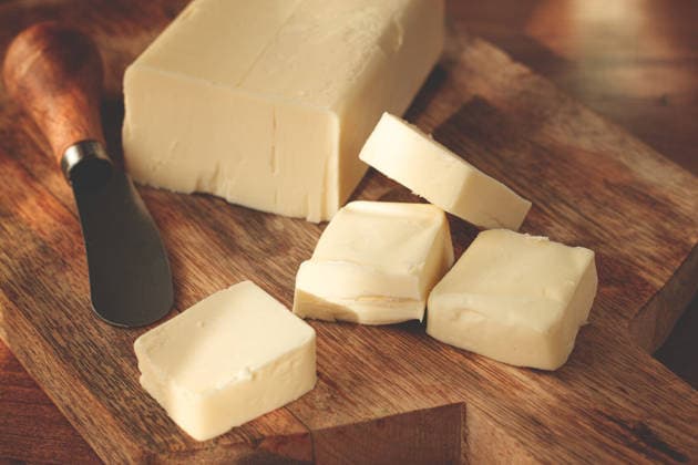 Butterbrikett, auf Packpapier, Holzschneidebrett und Buttermesser, Frühstück, rustikal, ohne Menschen, butter briquette, on wrapping paper, wooden chopping board and butter knife,breakfast, rustic style, no people, (License=RF) Copyright: xZoonar.com GalinaxDidebashvilix 24904777