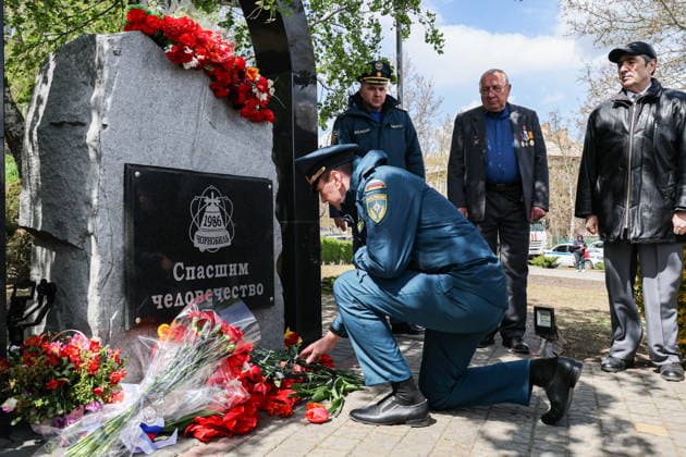 RUSSIA, MELITOPOL - APRIL 24, 2026: An emergency worker lays flowers at a local memorial to the liquidators to mark 40 years since the 1986 disaster at the Chernobyl Nuclear Power Plant Melitopol Russia  - ZUMAt113 20260424_zaa_t113_044 Copyright: xAlexanderxPolegenkox