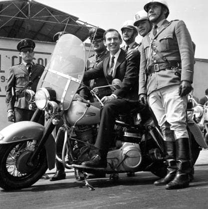 0045016542 ElComercioPeru LIMA, APRIL 27, 1968 SOUTH AFRICAN SURGEON CHRISTIAAN BARNARD RIDES ON NATIONAL POLICE MOTORCYCLE PHOTO EL COMERCIO LIMA PERU EDITORIAL USE ONLY  Copyright: xGDA ElxComercio Perux-xTodosxlosxderechosxreservados.xProhibidoxelxusoxoxreproduccionxdexestaximagenxenxPerux ELxCOMERCIOx peelcomerciopic131232