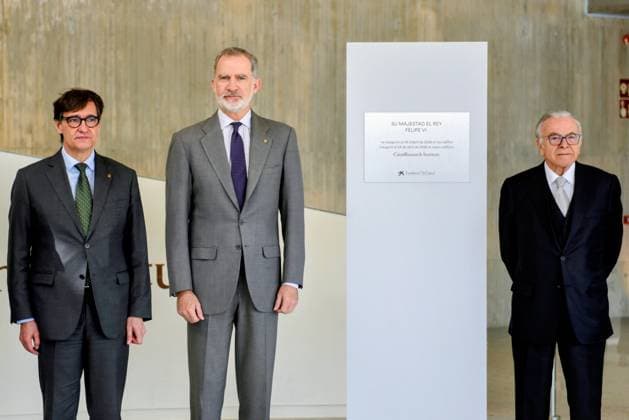 The King inaugurates the CaixaResearch Institute in Barcelona King Felipe VI c , and the President of the Generalitat, Salvador Illa i , during the inauguration of the CaixaResearch Institute, 24 April 2026, in Barcelona, Catalonia Spain The CaixaResearch Institute is the first Spanish research center specialized in immunology, focused on the study of the immune system and how it is related to the most prevalent diseases - such as neurological, oncological or infectious diseases - also taking into account the impact of environmental factors 24 APRIL 2026 Barcelona Barcelona Barcelona Spain  Copyright: xAlbertoxParedesx 7467913