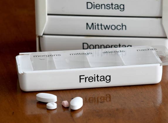 Tablettendispenser mit der Wochenration an verordneten Tabletten Die Bundesregierung strebt eine Gesundheitsreform an.Die Ausgaben der gesetzllchen Krankenkassen wachsen schneller als ihre Ausgaben. Die Krankenkassen sollen Milliarden einsparen, auch die Versicherten sollen zur Kasse gebeten werden. *** Tablet dispenser with the weekly ration of prescribed tablets The German government is aiming for healthcare reform The expenditure of statutory health insurance funds is growing faster than their expenditure The health insurance funds are to save billions, and the insured are to be asked to pay as well