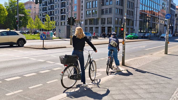 Berlin,23.04.2026,zwei Personen sind mit einem Fahrrad unterwegs *** Berlin,23 04 2026,two people are riding a bicycle