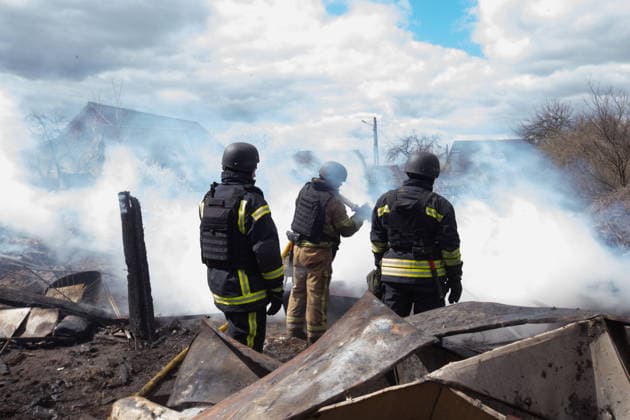 Russian attack on Ukraine s Shostka SHOSTKA, UKRAINE - APRIL 24: Firefighters extinguish a fire in the backyard of a house following a Russian drone attack in the city of Shostka, northeastern Ukraine, on April 24, 2026. Francisco Richart Anadolu Shostka Ukraine. Editorial use only. Please get in touch for any other usage.  Copyright: x2026xAnadoluxFranciscoxRichartx