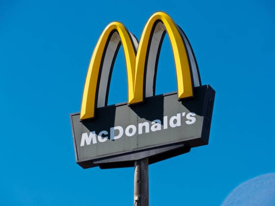 Das ?Golden Arches?-Logo der Fast-Food-Kette McDonald?s GERMANY - APR 07, 2026: Golden Arches Signage of McDonald s Fast Food Restaurant (License=RM) Copyright: xZoonar.com GeorgxVottelerx 24911311