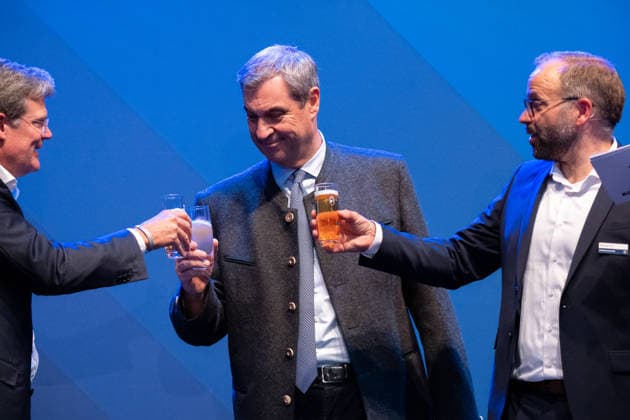Memmingen, Bavaria, Germany April 24, 2026: Grand opening of the new technology and manufacturing center of Rohde & Schwarz Messgerätebau GmbH in Memmingen, Unterallgäu. Dr. Markus Söder (Minister President of Bavaria, CSU) toasts with a glass of beer alongside Christian Leicher (Managing Director, Rohde & Schwarz) and Michael Dill (Plant Manager, Rohde & Schwarz) *** Feierliche Einweihung des neuen Technologie- und Fertigungszentrums der Rohde & Schwarz Messgerätebau GmbH in Memmingen im Unterallgäu. Dr. Markus Söder (Ministerpräsident Bayern, CSU) stößt mit einem Glas Bier an mit Christian Leicher (Geschäftsführer, Rohde & Schwarz) und Michael Dill (Werksleiter, Werkleiter, Rohde & Schwarz)