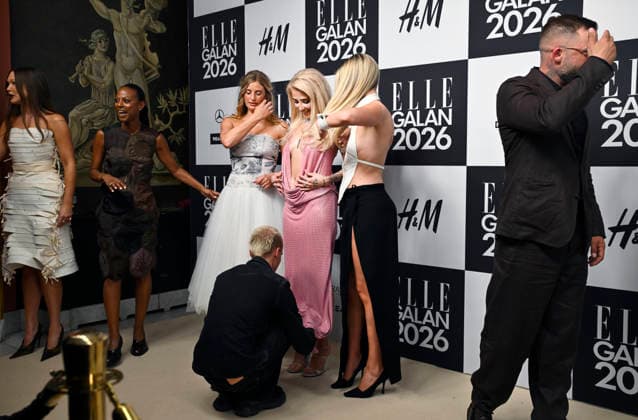 STOCKHOLM, SWEDEN 20260424 Elles editor-in-chief Elina Grothén, party planner Lili Assefa, Penny Parnevik, Peg Parnevik and Phillippa Parnevik arrive at the Elle gala at the Grand Hotel on Friday STOCKHOLM SWEDEN x10080x  Copyright: xFredrikxSandberg TTx ELLE GALAN 2026 UzPztjcGQvA