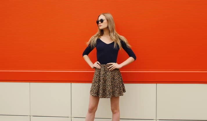 Schöne junge Frau Modell mit langen blonden Haaren stehen vor einem roten Hintergrund Schöne junge Frau Modell mit langen blonden Haaren stehen vor einem roten Hintergrund (License=RF) ,model released, Symbolfoto Copyright: xZoonar.com VeronikaxKornevax 24915879 ,model released, Symbolfoto ,property released