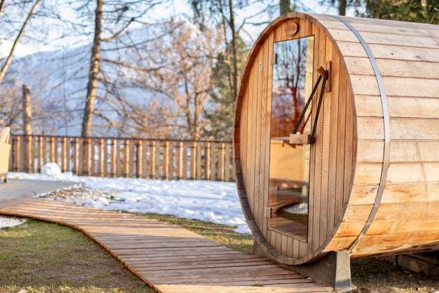 Holzfass-Sauna und Whirlpool auf der Holzterrasse, moderner Entspannungsbereich im Garten Holzfass-Sauna und Whirlpool auf der Holzterrasse, moderner Entspannungsbereich im Garten (License=RF) Copyright: xZoonar.com LiudmylaxLazoryshynax 24917203