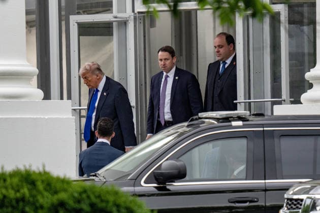 April 24, 2026, White House, Dc, United States: President DONALD TRUMP departs the White House on Friday April 24, 2026. The President is flying to Florida tonight for a Republican retreat but will return to Washington tomorrow for the White House Correspondents Dinner. White House United States  - ZUMAl312 20260424_znp_l312_005 Copyright: xAndrewxLeydenx
