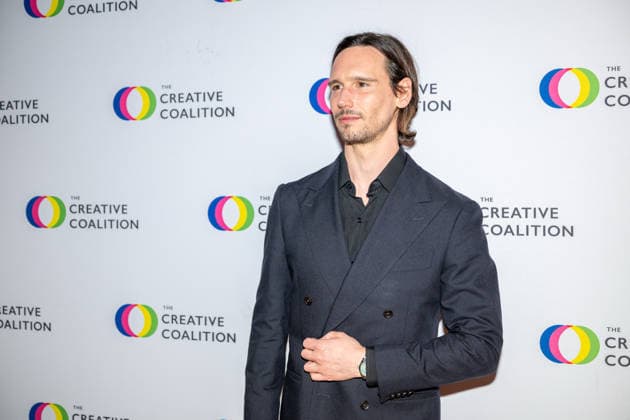April 24, 2026, Washington, District Of Columbia, USA: WASHINGTON, District of Columbia, USA, 24 April 2026: Cory Michael Smith poses on the red carpet during The Creative Coalition Night Before Dinner ahead of the White House CorrespondentsÃ¢â‚¬â ¢ Dinner weekend at PubKey in Washington, DC, USA. Washington USA - ZUMAk206 20260424_znp_k206_027 Copyright: xMattxKaminskyx