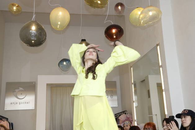 Lia Kemendi bei der Anja Gockel Fashion Show Frisches für die Sinne im Showroom Paris 44 by Anja Gockel. Berlin, 10.04.2026 Copyright: xAgenturxMatthiasxWehnertx xR.xduxVinagex